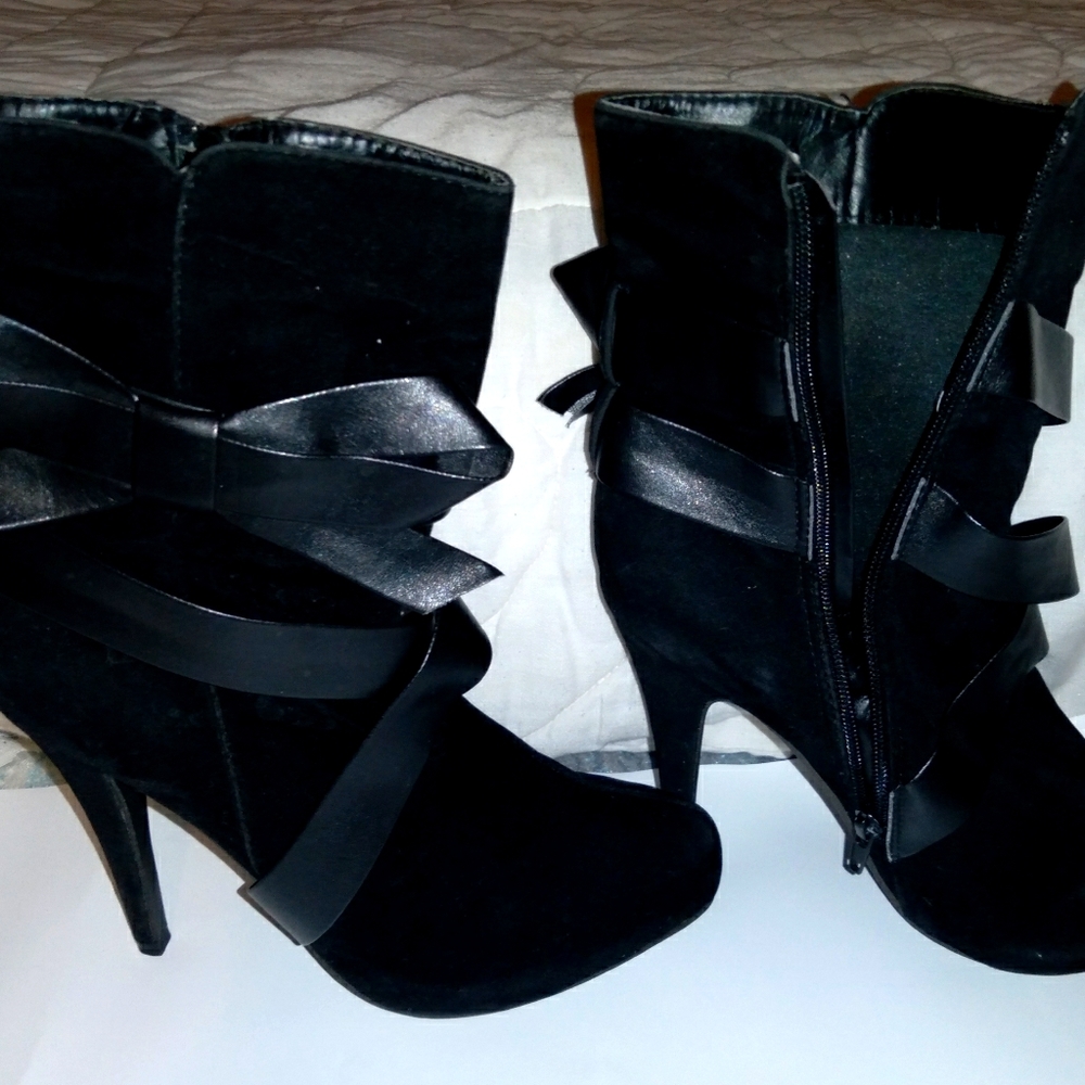 Black ShoeDazzle Sz.8 Boots W/ Heel